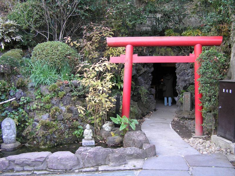 Kamakura cave entrance